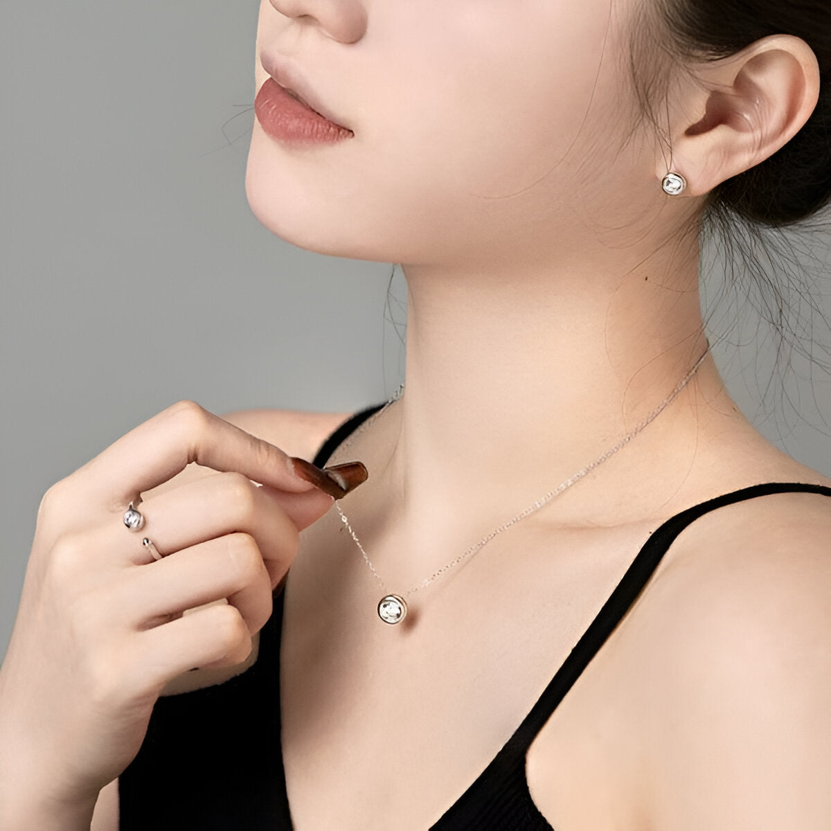 Silver-Plated Zircon Pendant – Minimalist Design